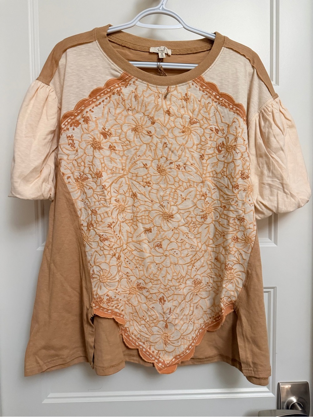 easel Two-Tone Floral Lace Puff Sleeve Top - Beige & Cream